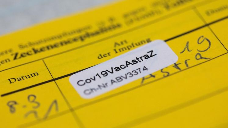 Ein Aufkleber mit der Aufschrift "Cov19VacAstraZ" klebt nach einer Impfung mit dem Impfstoff von AstraZeneca in einem Impfausweis im Impfzentrum in der Koelnmesse. Foto: Rolf Vennenbernd/dpa