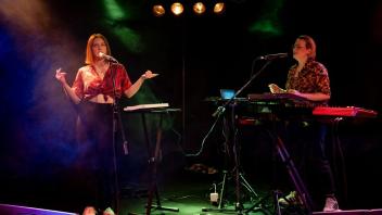Frauen im Rampenlicht: Jessica Denzer (links) und Clara John standen für das Konzertvideo von "Music Women* Osnabrück" zum ersten Mal seit Langem wieder gemeinsam auf einer Bühne.