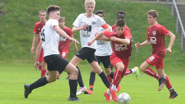 Die B-Jugendlichen des VfL Stenum (rote Trikots) beenden die abgebrochene Saison als Landesliga-Erster. Die B-Jugendlichen des VfL Stenum (rote Trikots) beenden die abgebrochene Saison als Landesliga-Erster.