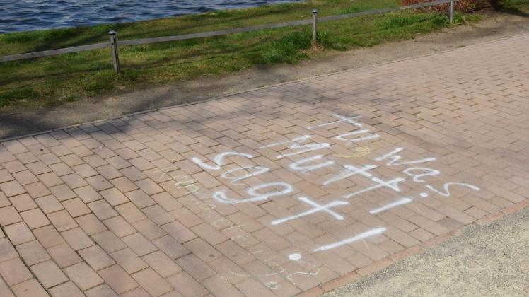 Mit Humor gegen Corona-Leugner: Unbekannte haben die Zeichensetzung des Graffiti korrigiert.