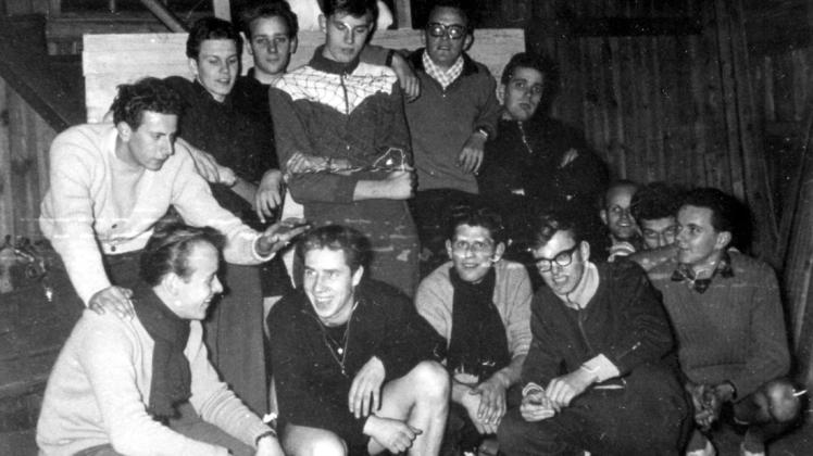 Basketball in Itzehoe vor rund 60 Jahren: Die Gruppe des Itzehoer Basketball-Clubs um Dietmar Schott (hinten, 2. v. r.).