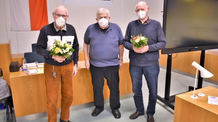 Der Vorsitzende des Seniorenbeirates Holger Hammerich (Mitte) dankte Hans Werner Pundt (links) für seine Arbeit als Stellvertreter und beglückwünschte Hermann Nissen zur Nachfolge.