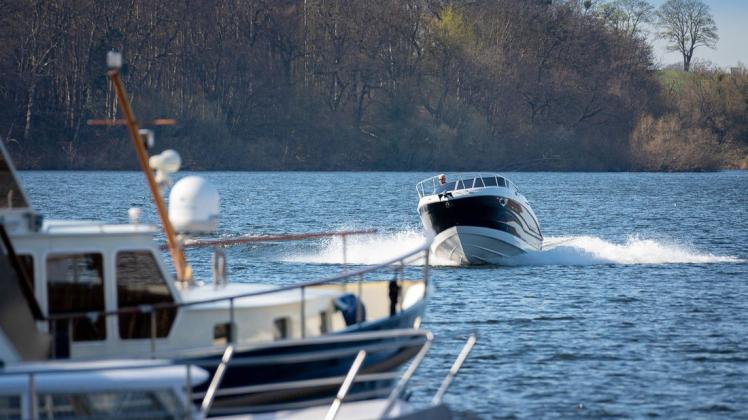 Leinen Los: Trotz Coronaverordnung dürfen Bootsinhaber aufs Wasser. Laut Wasserschutzpolizei gilt dies für Bürger aus MV mit der Kernfamilie bzw. einer anderen Begleitperson. Für Bürger aus anderen Bundesländern gilt weiter ein Einreiseverbot nach MV.