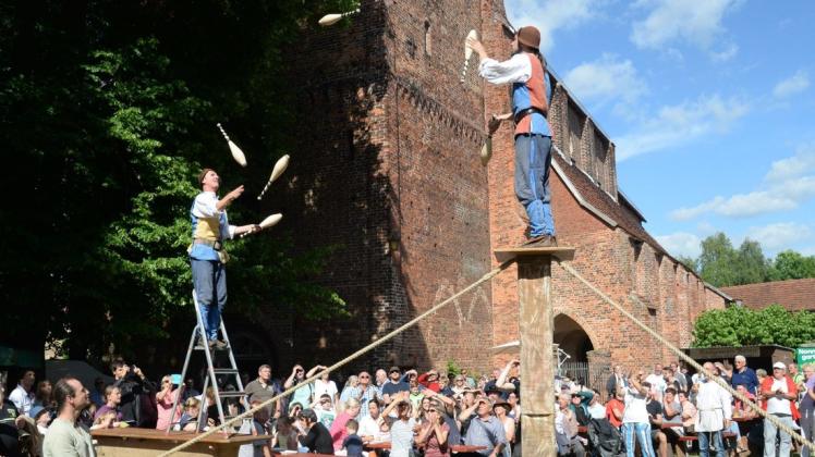 Waren beim Klosterfest in den vergangenen Jahren nicht zu übersehen: die Gaukler Gustav und Nikodemus.