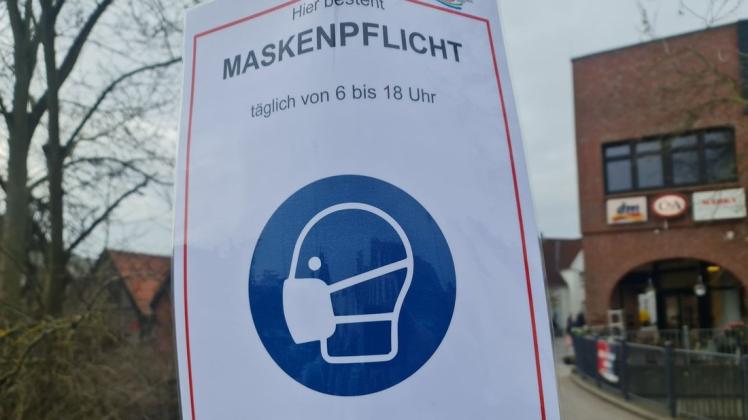 Maskenpflichthinweis am Bad Oldelsoer Fußgängerzoneneingang.