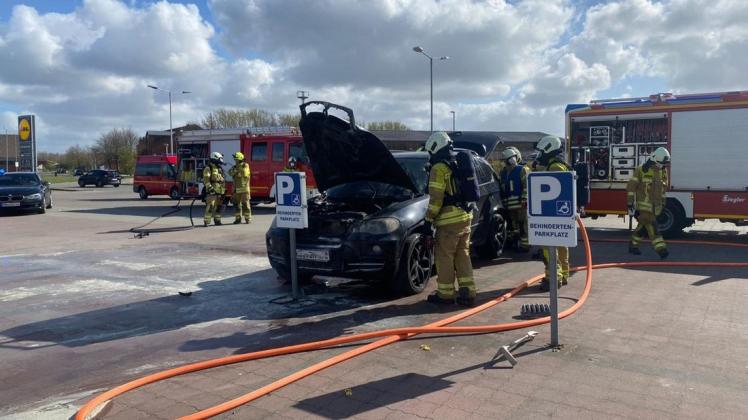 Die Einsatzkräfte mussten gestern ein in Brand geratenes Fahrzeug in Friedrichstadt löschen.