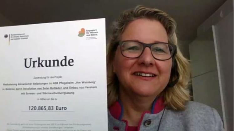 Virtuelle Scheckübergabe: Bundesumweltministerin Svenja Schulze mit dem Förderbescheid für das ASB-Pflegeheim Am Weinberg in Güstrow.