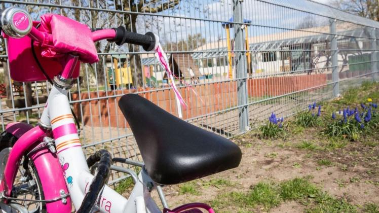 Der Personalschlüssel in Kindergärten steigt in während der Notbetreuung.