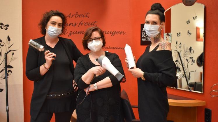 Im Einsatz für die Schönheit und das Wohlbefinden: Friseurmeisterin Dana Tober (Mitte) und ihre neuen Mitarbeiterinnen Sandra Rietzke (l.) und Sandra Hennig.