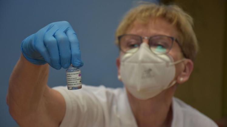 Krankenschwester Susanne Kugel aus Schönberg zeigt eine Flasche mit dem Impfstoff von Astra-Zeneca.