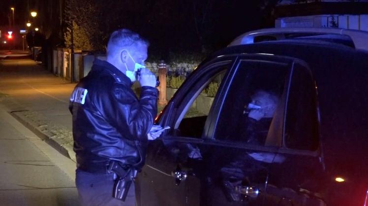 Polizist Axel Konrad war in der Nacht auf Donnerstag während der Ausgangssperre im Einsatz, um die Einhaltung zu kontrollieren.