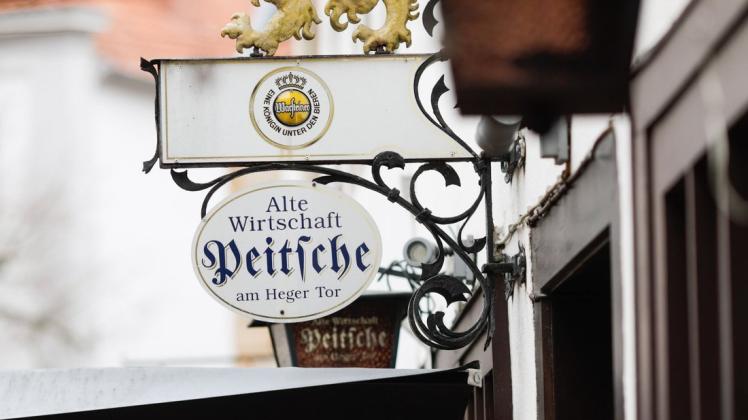 Die Kultkneipe Peitsche in der Osnabrücker Altstadt sollte ein Bußgeld wegen Verstößen gegen die Coronaauflagen zahlen. Die Verstöße wurden von Mitarbeiterinnen der Stadt dokumentiert, die sich als Gäste getarnt im Lokal aufgehalten hatten.