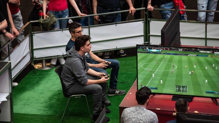Spieler bei einem virtuellen Fußballturnier vor den Bildschirmen. Der Prignitzer eSport Cup wird allerdings wegen Corona nicht öffentlich, sondern in den eigenen vier Wänden gespielt.
