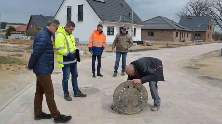 Prüfender Blick in die Schächte: Jens Gröger (l.) von der Stadtverwaltung mit Vertretern von Planungsbüro und Baufirma bei der Abnahme des Meisenwegs