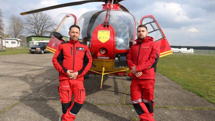 Sie warten und warten auf ihren ersten Einsatz von Neustadt-Glewe aus: Pilot Andreas Klostermann(li.) und Notfallsanitäter Maximilian Krey lehnen am sehr gut ausgestatteten Ambulanzhubschrauber der Firma FJS. Die fühlt sich derzeit in Westmecklenburg komplett ausgebootet und im Kampf um einen Rettungshubschrauber von anderen missbraucht.
