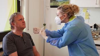 Einmal stillhatten, bitte: Unser Mitarbeiter Friedrich Schönhoff unterzieht sich in der Hausarztpraxis von Susann Niendieker in Lotte-Büren einem Corona-Schnelltest.
