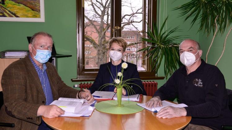 Amtsleiter Gerd Holger Golisz, Mareen Schmid und Friedhold Stickel sind der Ansicht, dass die Genehmigung für die Windkraftanlagen bei Kreien nicht rechtmäßig sind.