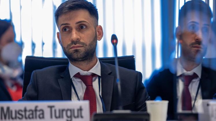 Mustafa Turgut wird vor dem NSU-Untersuchungsausschuss im Landtag von Mecklenburg-Vorpommern über die Umstände der Ermordung seines Bruders Mehmet Turgut in Rostock und die nachfolgenden Ermittlungen befragt.