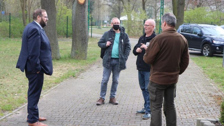 Präsident Ingo Rodowski (2. v. r.) und Mitglieder des Vorstandes der Wittenberger Schützengilde informieren den CDU-Landtagsabgeordneten Gordon Hoffmann (l.) über die Situation des Vereins.