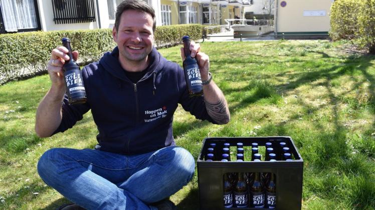 Der Warnemünder Bierbrauer Henry Gidom strahlt: Er hat gerade ein Solibier hergestellt, von dem pro verkaufter Flasche 50 Cent an das Kulturwerk MV gehen.