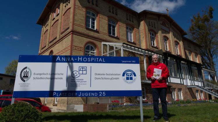 Gab den Anstoß zur Beteiligung an der Aktion Öko-Faire-Gemeinde: Kirchenältester Hartmut Kowsky vor dem Anna-Hospital.