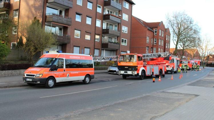 Großeinsatz in der Ellerbeker Straße in Bönningstedt: Zeugen hatten einen Zimmerbrand mit einer möglicherweise in Lebensgefahr schwebenden Person gemeldet.