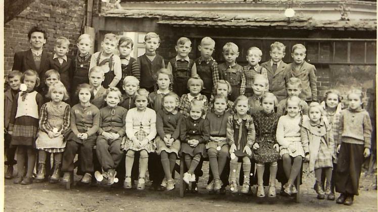 Die Klasse von 1954 mit Elisabeth Hendrych, geb. Heller
