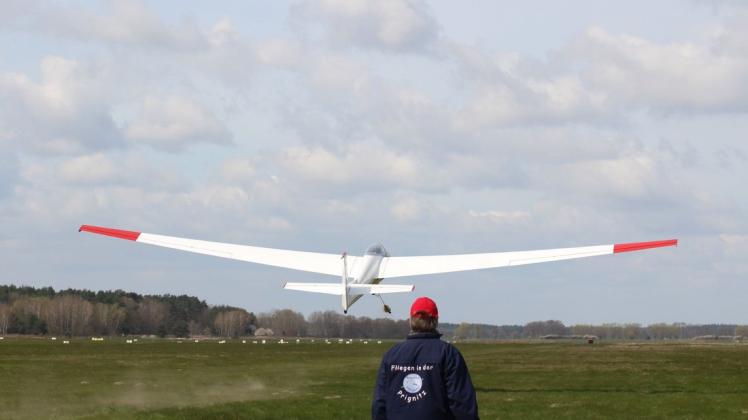 Das Segelflugzeug erhebt sich schnell und geräuschlos in die Lüfte.