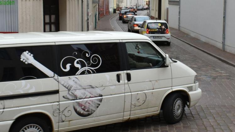 Besonders im Grünen Winkel in der Güstrower Altstadt kommt es seit der einseitigen Sperrung der Liebnitzstraße zu Verkehrsstaus.