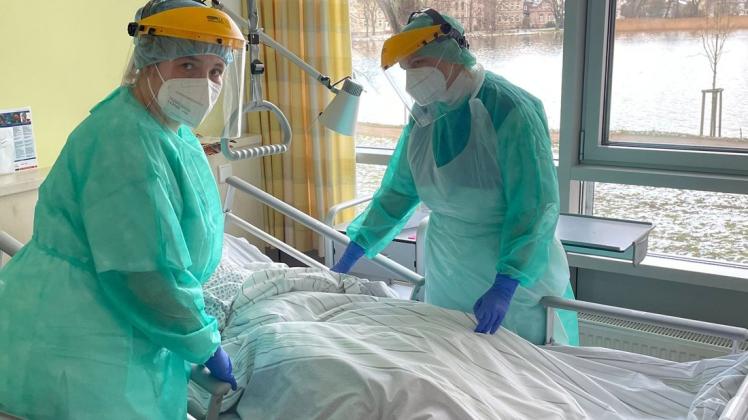 Am Bett eines Patienten auf der Covid-19-Station im Krankenhaus Parchim: Schwester Katharina und Oberärztin Alina Boldizsar.