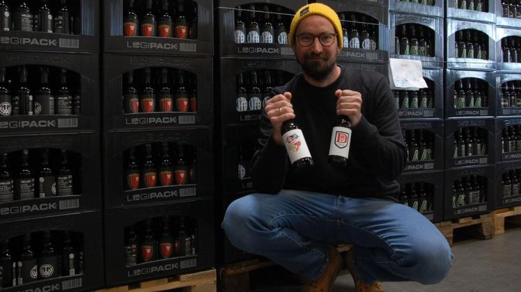 Mit viel Engagement dabei: Max Kühl von der Lille-Brauerei zeigt einige der Aktionsflaschen.