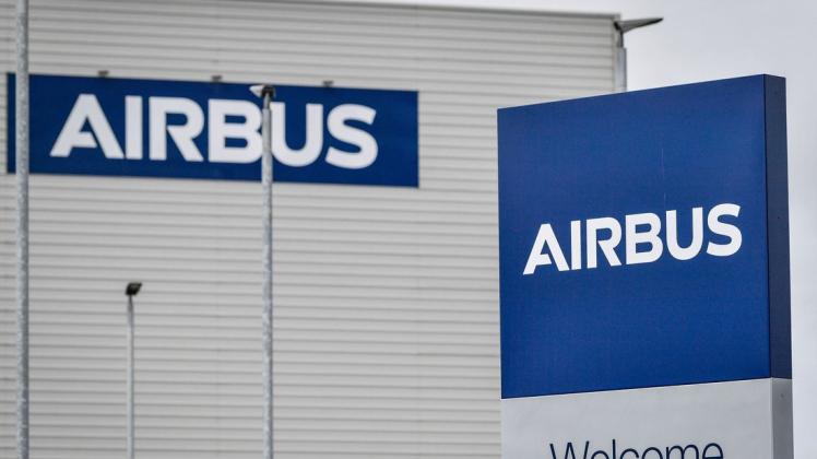 Airbus plant, die Flugzeugproduktion neu aufzustellen. Gewerkschaft und Betriebsrat fürchten weiteren Jobabbau.