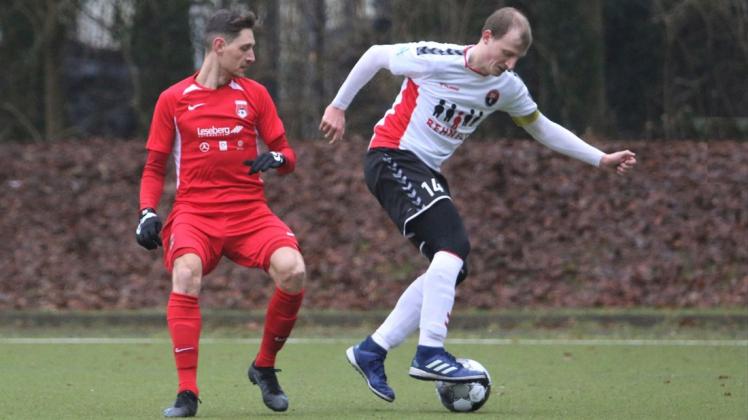 Nach dem Duell mit Josep Dilber (links, einst beim FC Roland Wedel) vom TuS Osdorf hatte Sven Worthmann „Knies mit dem Knie“. Trotzdem steht der Verteidiger seinem SV Rugenbergen wohl zur Verfügung.