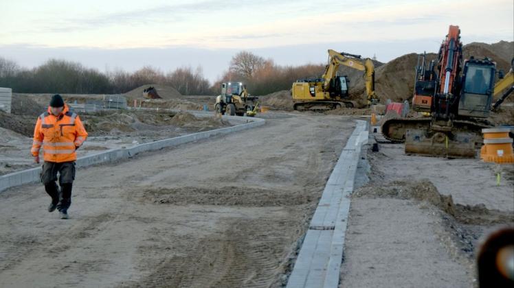Die Erschließungsarbeiten im Neubaugebiet Schiefkoppel II gehen weiter, die Hauptstraße wartet auf ihre Asphaltdecke, die im April aufgetragen werden soll.