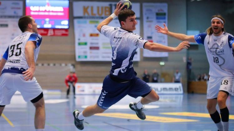 Janik Schrader (22) wird auch in den kommenden beiden Jahren für Handball-Zweitligist VfL Lübeck-Schwartau spielen.
