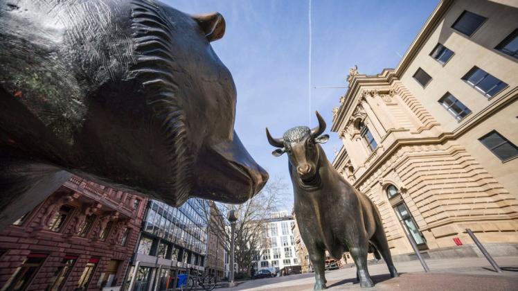 Die Bronzeplastiken von Bulle und Bär stehen vor dem Gebäude der Frankfurter Börse.