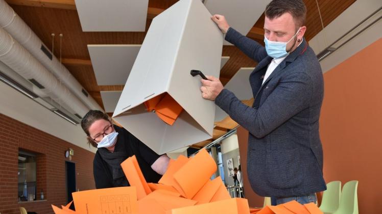 Ordnungsamtsmitarbeiter Christoph Entelmann kippt eine Urne mit Stimmzetteln in einem Gadebuscher Wahllokal aus.
