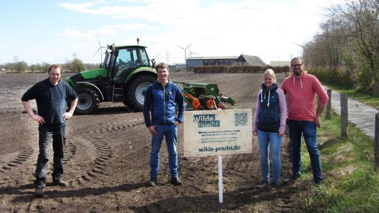 Das Team der Wilden Pracht Christian (l.) und Gunnar Plöhn (r.) sowie Birte Schmidt freut sich über den neuen Mitstreiter und Landwirt Sönke Thomsen.