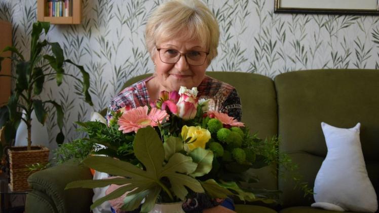 Schön bunt ist der neue Blumenstrauß, den Hannelore Hauschulz durch die SVZ-Aktion "Freude schenken" geschenkt bekommen hat.