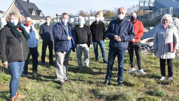 Hier könnte er hinkommen, der von vielen Bookholzbergern ersehnte Verbrauchermarkt: Bürgermeisterkandidat Udo Heinen (3. v. r.) beim Vor-Ort-Termin an der Straße Bargup. Hier könnte er hinkommen, der von vielen Bookholzbergern ersehnte Verbrauchermarkt: Bürgermeisterkandidat Udo Heinen (3. v. r.) beim Vor-Ort-Termin an der Straße Bargup.