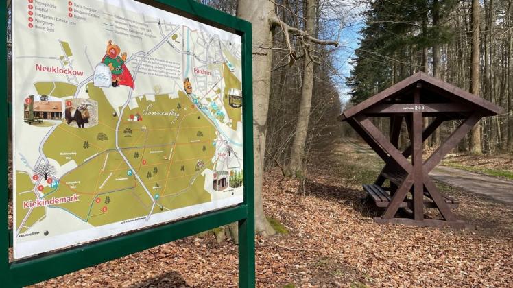 Neue Rasthütte am Wegesrand im Sonnenberg.