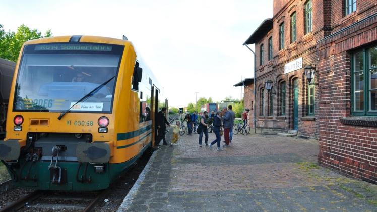 Der erste reguläre Zug nach sechs Jahren fuhr auf der Südbahnstrecke von Parchim nach Plau am See 2020 ebenfalls am Vatertag.