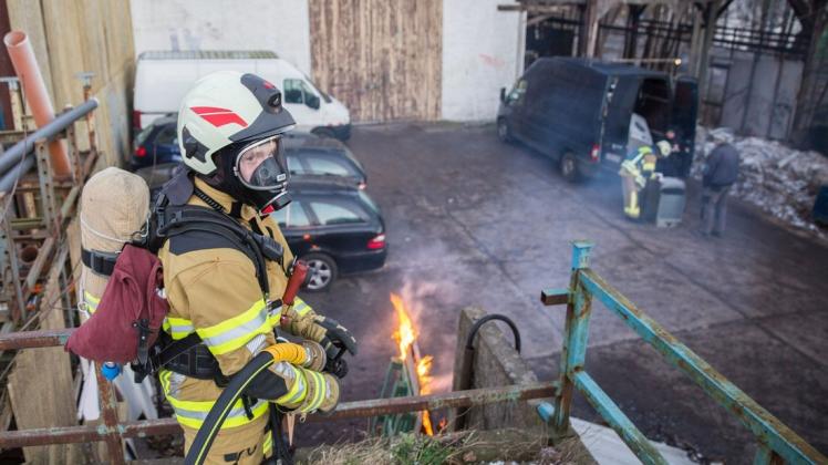 Die Feuerwehr wurde zu einem Garagenkomplex in der Wismarschen Straße gerufen. Dort verbrannte ein Mann Müll in einer Tonne.