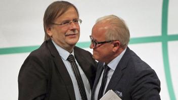 Haben sich wohl spätestens jetzt nicht mehr viel zu sagen: Fritz Keller (rechts) und Rainer Koch. Foto: AFP/Roland