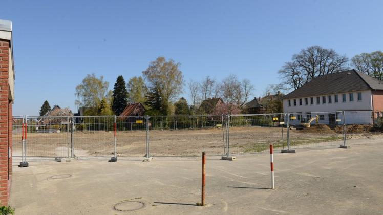 An dieser Stelle auf dem Schulgelände an der Jahnstraße in Badbergen soll die neue Zwei-Feld-Sporthalle gebaut werden. Die früheren Schulgebäude sind dafür dem Erdboden gleichgemacht worden.
