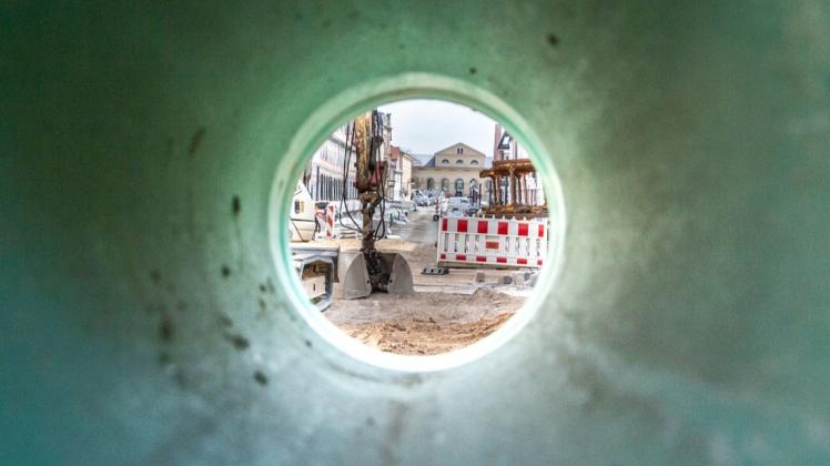 Auf Baustellen werden Materialien knapp. Hier: Der Blick durch ein Kunststoffrohr auf die Baustelle am Großen Moor in Schwerin.