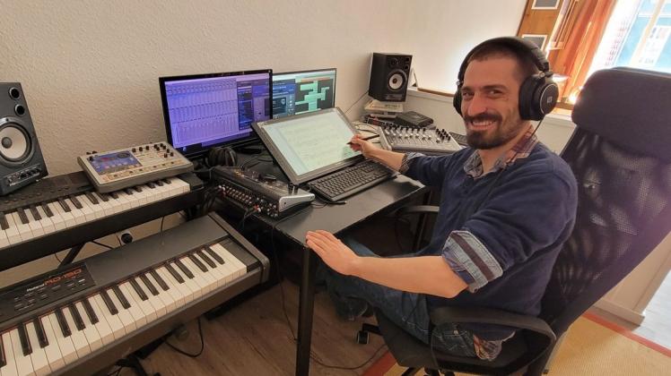 Johann Pätzold komponiert unter seinem Künstlernamen Secrets of Elements Musik für große Marken. Johann Pätzold komponiert unter seinem Künstlernamen Secrets of Elements Musik für große Marken.