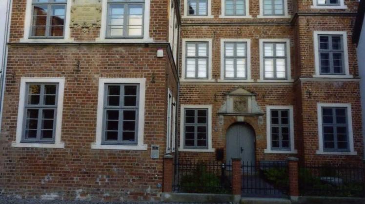 In diesem Haus am Domplatz in Güstrow war eine Zeit lang Wallensteins Justizkanzlei untergebracht.