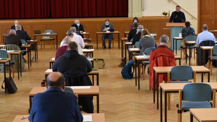 Der Kreistag des Landkreises Rostock hat am Mittwoch eine Beratung über Videokonferenzen und einer Mischung aus Videokonferenz und Präsenzsitzung zurückgestellt.