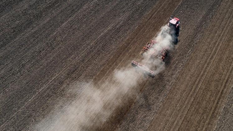 Trockenes Frühjahr: Die Landwirte sind bei der Frühjahrsbestellung und bearbeiten einen Acker bei Rehna in Nordwestmecklenburg. Der Wind wirbelt den trockenen Boden auf.